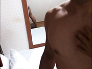 身材健硕小青年宾馆叫特殊服务然后用毛巾做掩护偷拍轻熟女技师的全套服务不知为啥干一半还没射不让操了穿衣走了