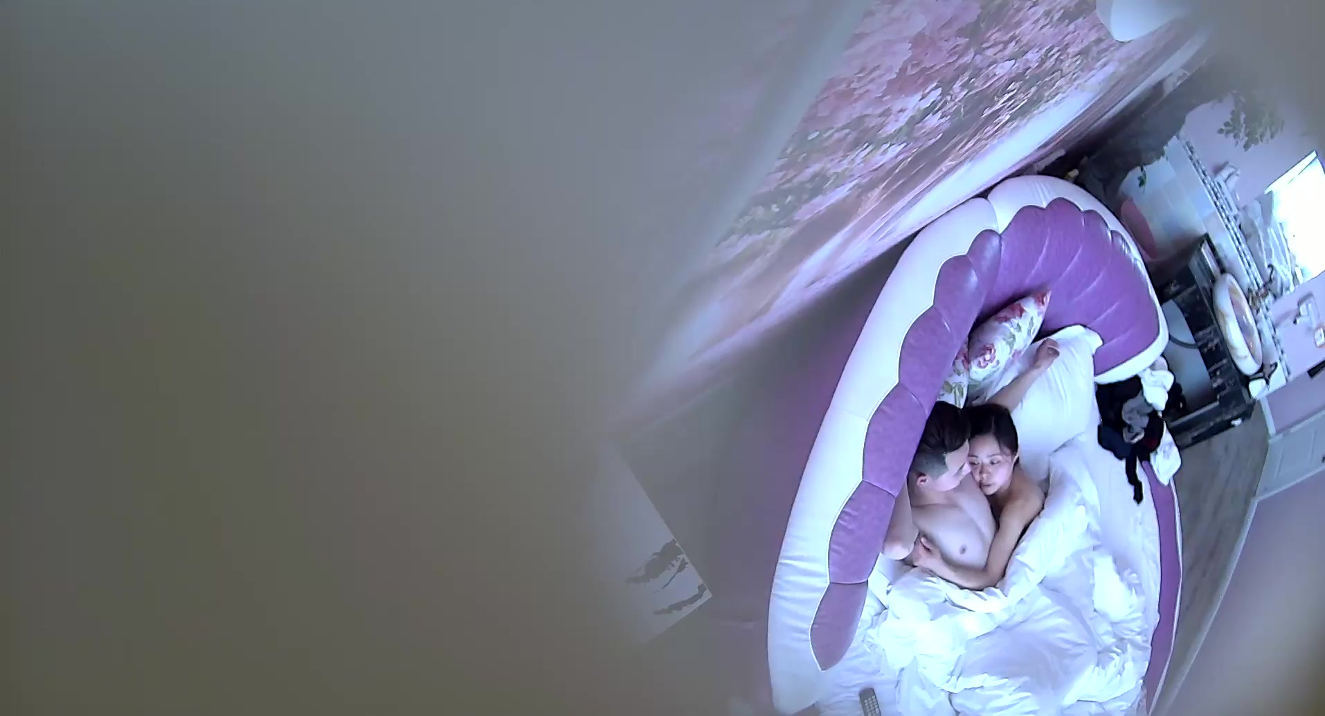 精品小旅馆情趣圆床偷拍少妇和相好缠绵着不知道哪个打电话过来嘘让男的不要发出声音