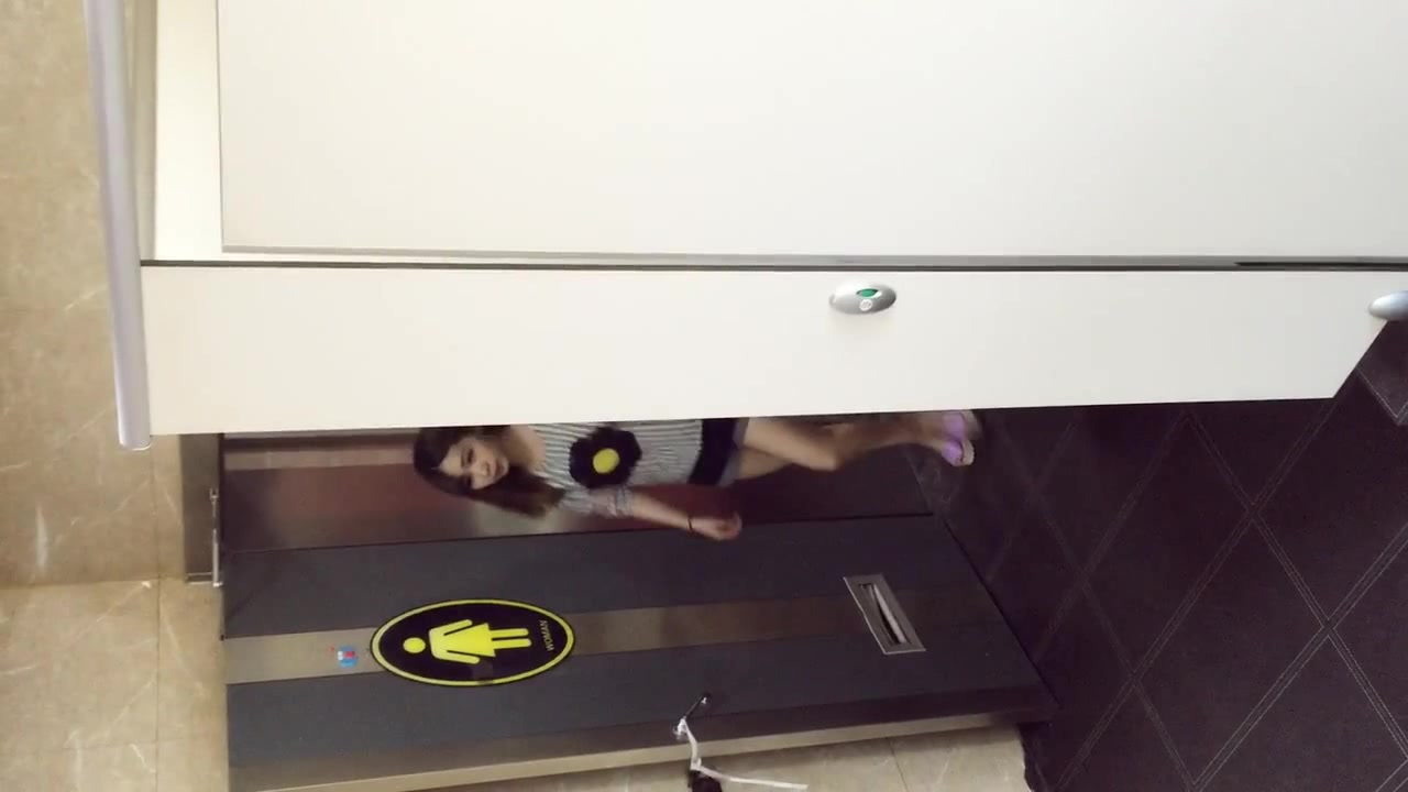 某站流出国内牛人潜入某KTV隔板女厕露脸近距离偷拍美女嘘嘘