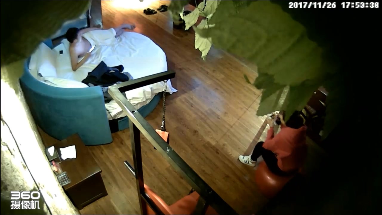 情趣炮房肤白光滑清纯美女大学生略微有些矜持害羞被男友挑逗渐渐进入状态床上操到情趣炮椅上体验一番