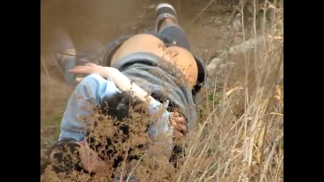 网曝不雅门事件，西安桃花潭公园两学生情侣荒草掩护席地野战，干完用纸巾擦一擦