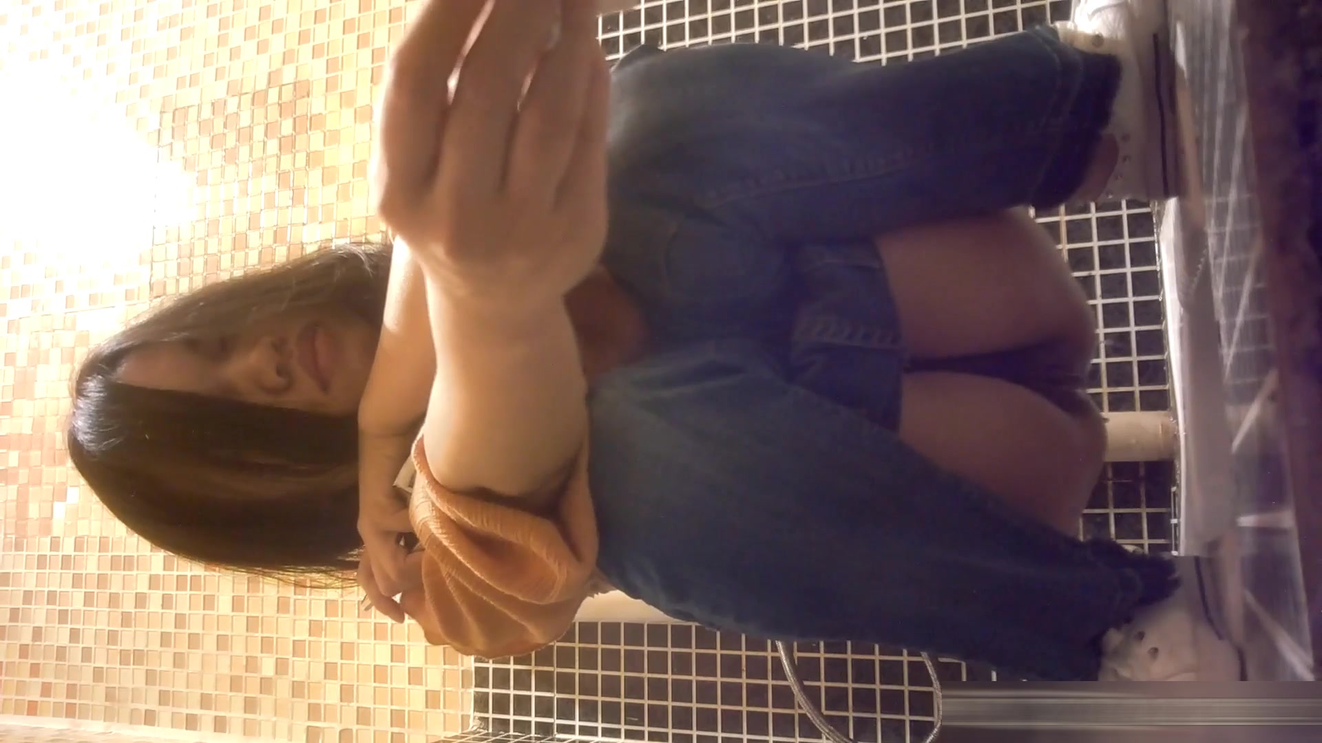 外站最新流出国内云上会所高清系列眼镜妹子看着手机很入迷