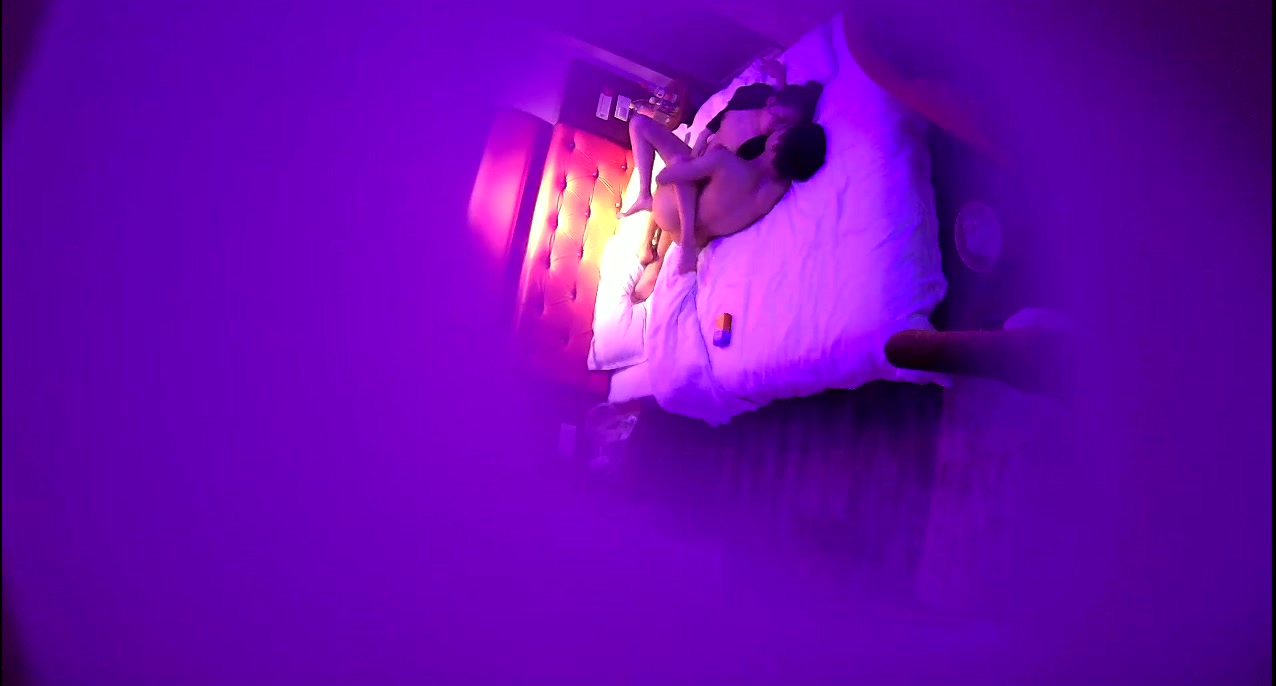 特色酒店偷拍花样还挺多的年轻小情侣69侧入射妹子的脸上