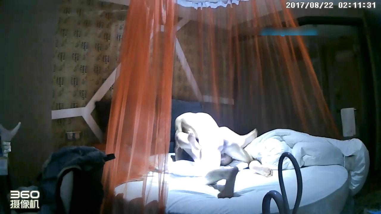 浪漫复古主题宾馆苗条气质漂亮美女与肌肉男开房啪啪啪先吃点KFC洗个鸳鸯浴床上换着花样爱爱有对白