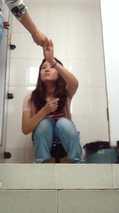 商场排队厕拍系列12 妹子一边尿尿一边补妆像是去约会