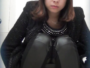 商场排队厕拍系列26 阴唇有点大的小妹妹抹完还要用手指抠一抠