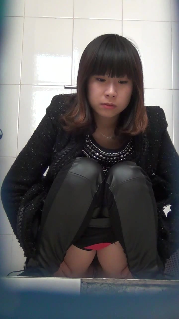 商场排队厕拍系列26 阴唇有点大的小妹妹抹完还要用手指抠一抠