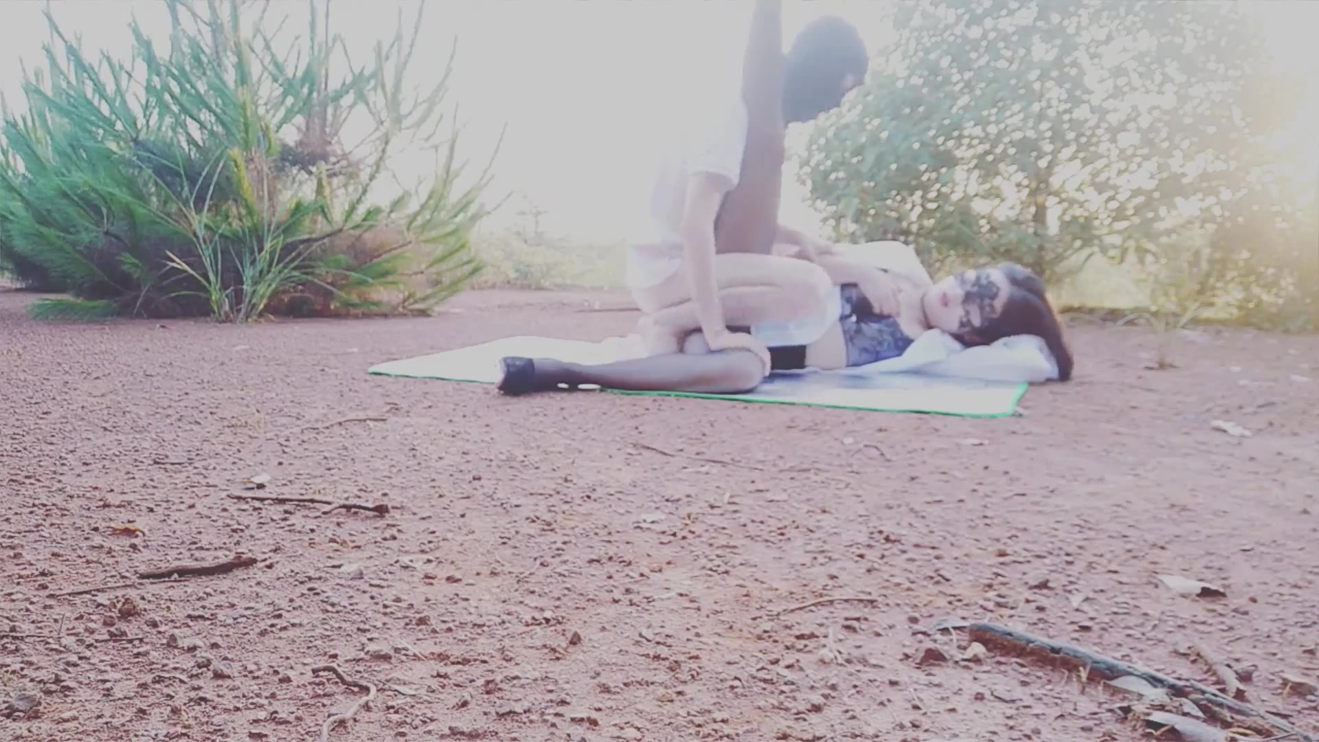 网络红人VV姐大清早穿着黑色蕾丝裤袜高跟和炮友乡下田间的丛林野战108P高清无水印