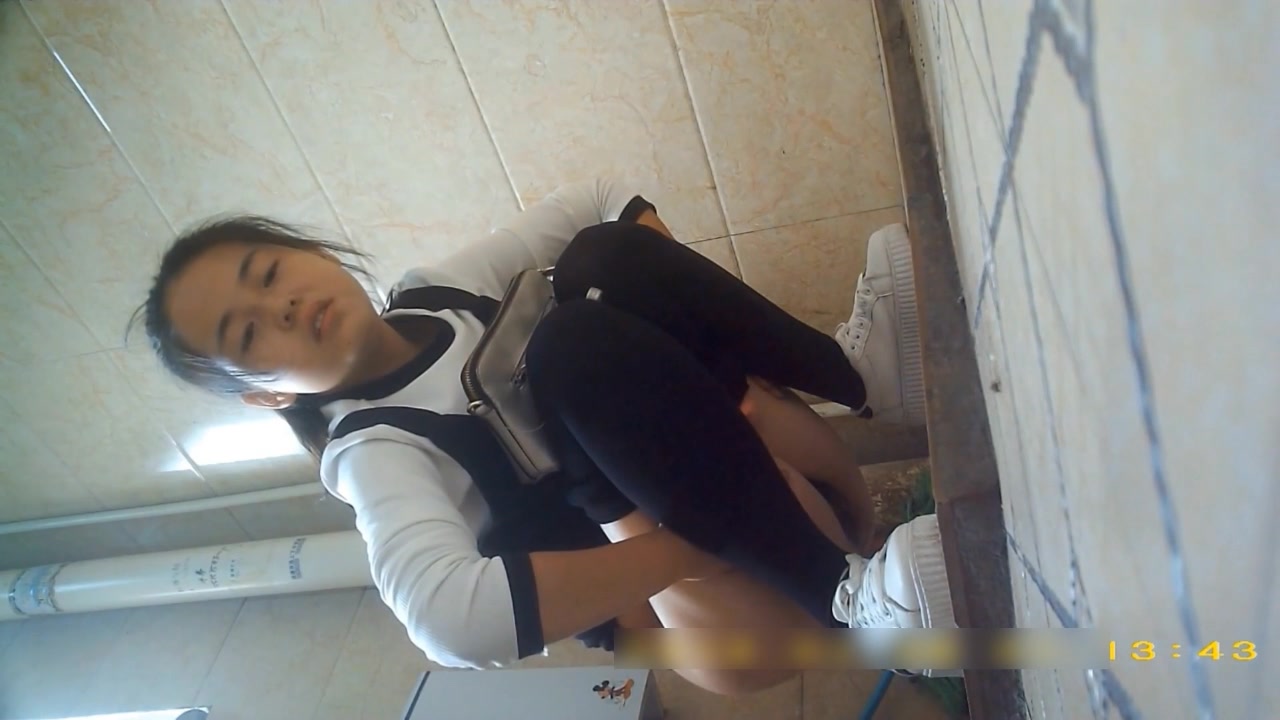 外站最新流出作品-某高校公共女廁拍攝 极清纯的小美女露臉高清