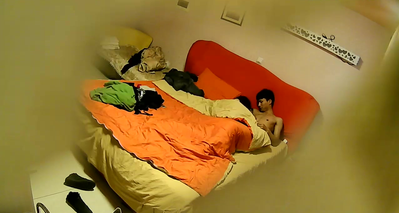 酒店红床偷拍体贴的眼镜同学和女朋友爽完给她擦脚戴文胸