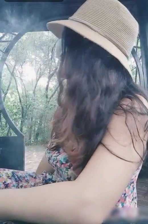 碎花连衣裙少妇户外勾引帅哥河边凉亭抱坐式啪啪口爆精液太浓要抽口烟缓缓