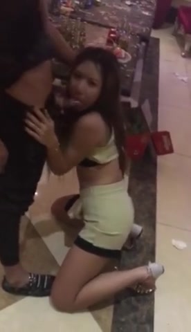 发工资和几个九零后同事去酒店包房唱K这的小姐服务真不错包房口得不过瘾到厕所草