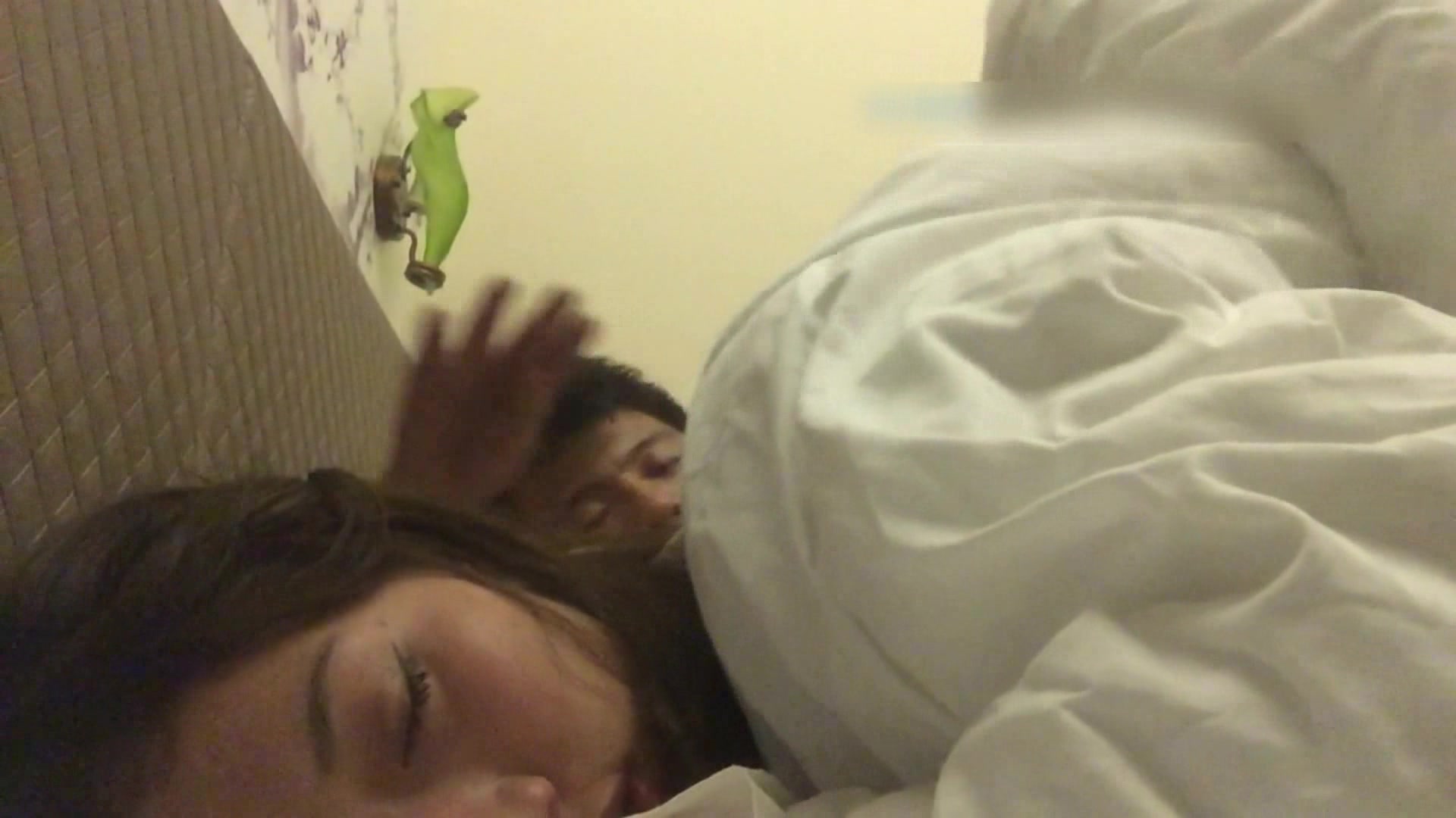 『小姨子你继续睡 姐夫抽屌干一炮』醉操聚会宿醉的小姨子 无套趴着操射美臀擦干净免得被发现 高清1080P版