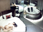 圆床套房年轻情侣激情造爱娇小短发美女被男友压着操干出白浆冲刺的时候超级刺激射完妹子还检查套子漏没漏