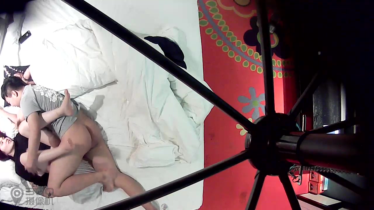 酒店水滴摄像头偷拍逼毛很性感的美眉被猥琐男侧入射逼毛720P高清无水