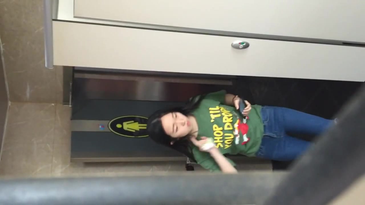 冒死偷窥短T恤牛仔裤女神妹子嘘嘘,嫩出水的细白腿和窄小逼洞真心受不了