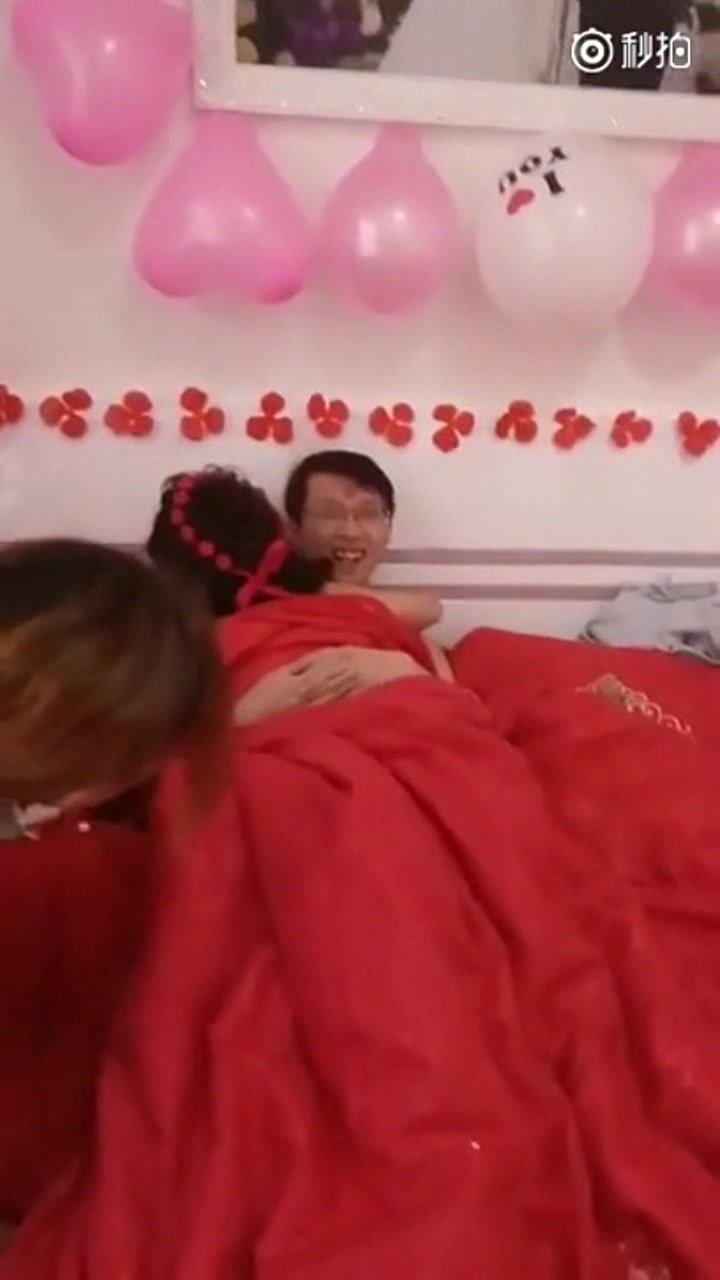 国内奇葩闹洞房 闺蜜监督让新娘测试老公性能力必须当众啪啪 没办法只能骑上操了