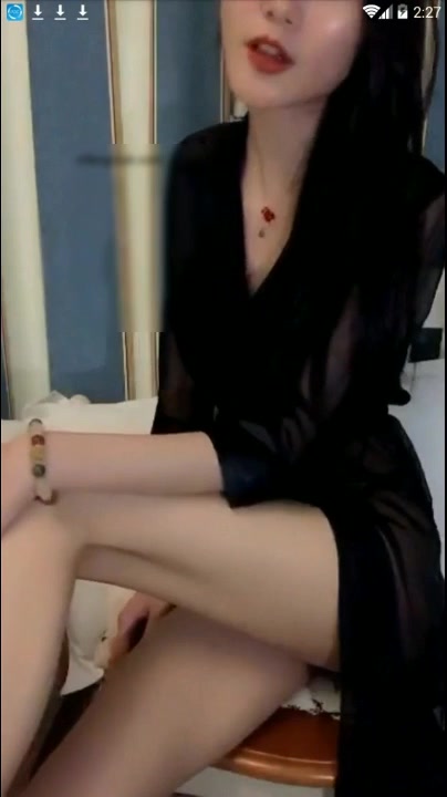 某平台清纯网红妹子土豪刷了很多礼物这才裸秀了一把浓密的逼毛让人很有撸一把的欲望