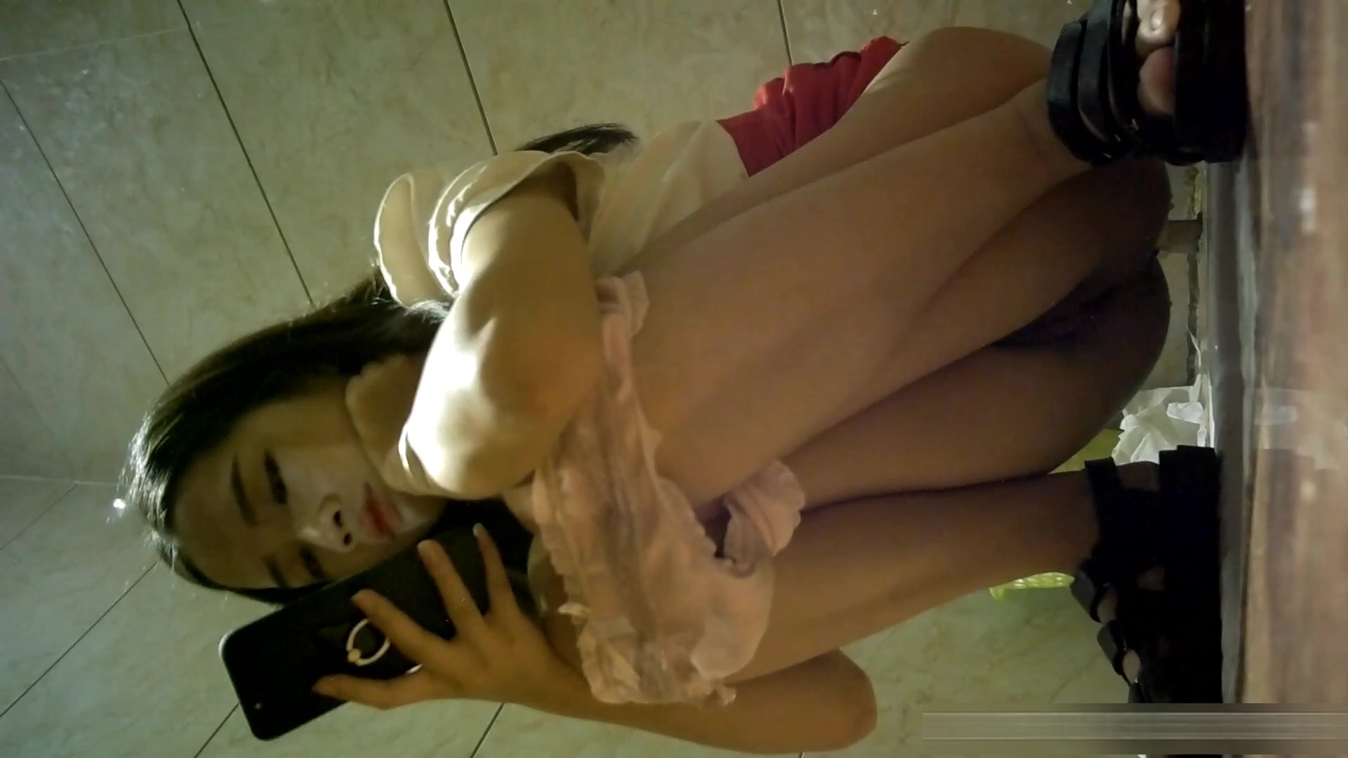 外站流出国内云上会所高清系列吸烟妹子貌似喝高了尿着突然呕吐