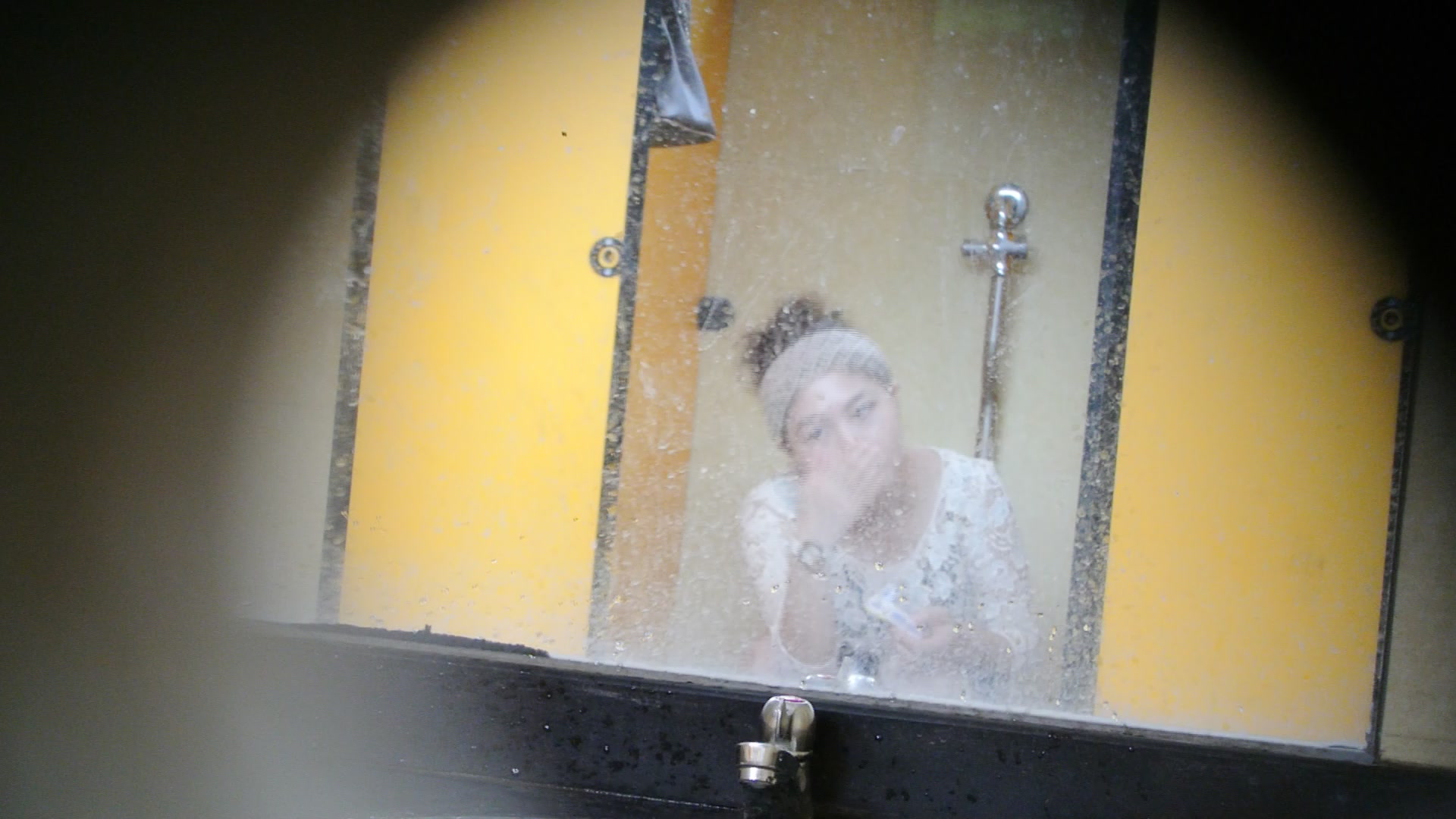 试衣间暗藏摄像头偷拍美女一个接一个来换衣服,肉乎乎的小奶子看的人直咽口水