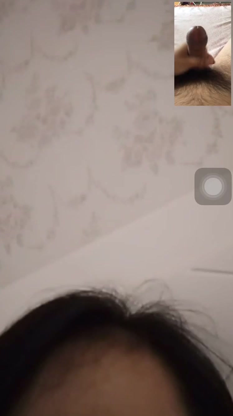 和当老师的舅妈视频，舅妈非要舔我鸡巴，你们看她舔的怎么样？