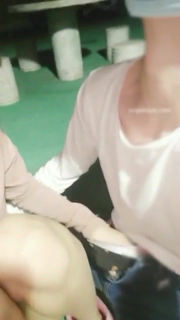 非常随意很屌的女主播户外直播酒吧点男模找少爷全程最后选个年轻小帅锅到居民小区健身器材旁野战对白精彩