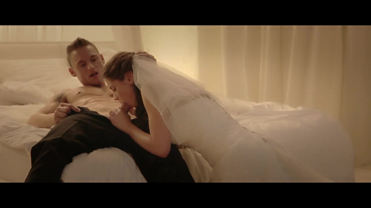 穿婚纱的漂亮美女纯纯丝袜挡不住操穴很刺激啪啪虚了作品 妹子这样搞骚的受不了不脱直接干高潮性福啊720P高清