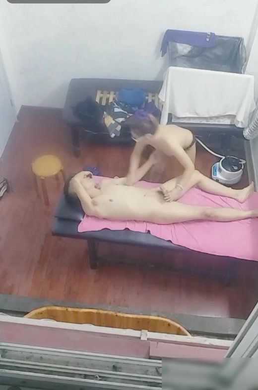 高手偷拍养生馆按摩房犀利大叔各种姿势草到女技师喊肚子疼也没有射还要撸普通话对白