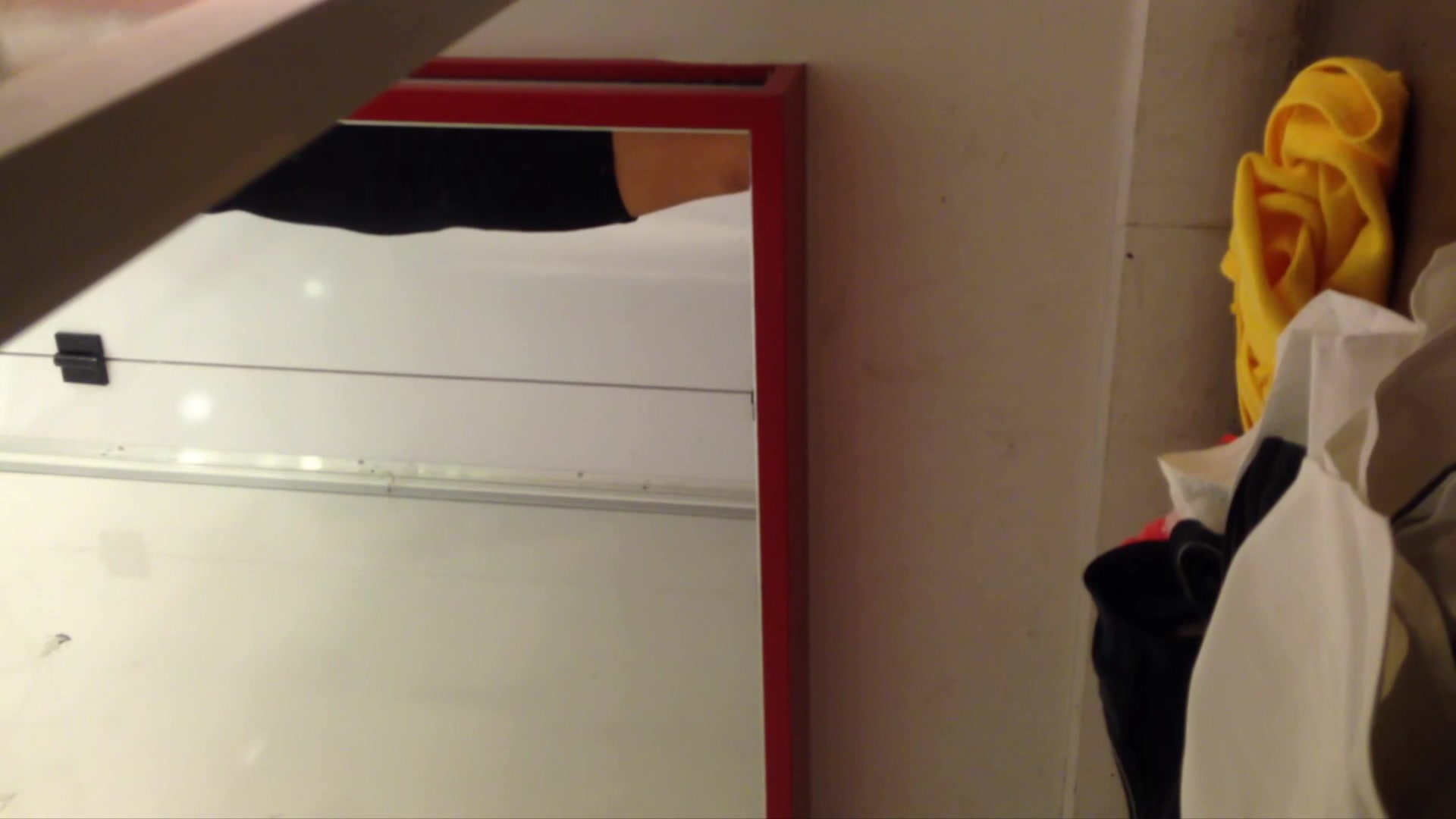 精品内衣店试衣间偷拍小笼包试胸罩,两只酥乳犹如两个荷包蛋倒扣在胸前 香 嫩 爽