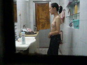 偷拍高中生清纯嫩乳年龄不大的姑娘洗澡 奶子是真的嫩