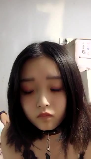 颜值不错贫乳萌妹子第六部 玩SM手铐小皮鞭带毛毛虫指套扣逼不要错过