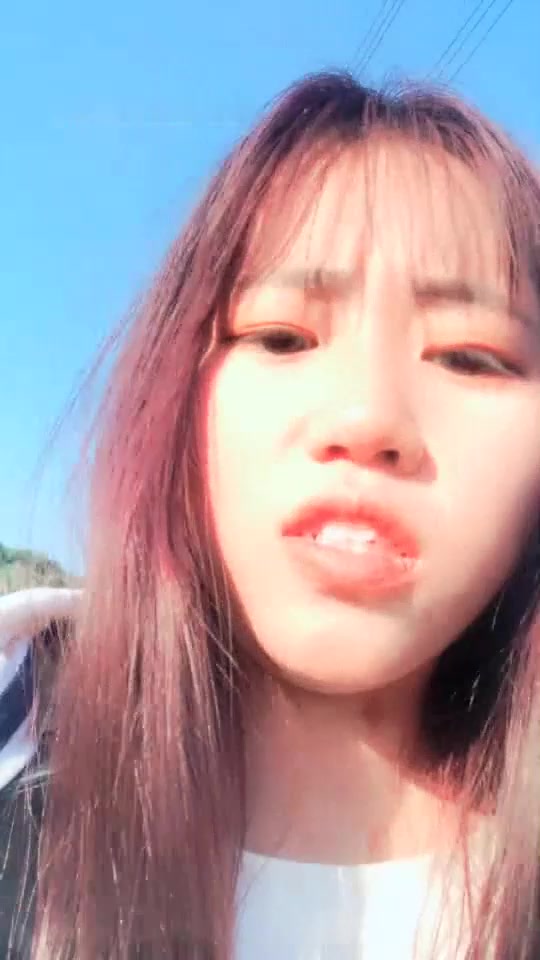 娇小身材萌妹子野外草地双人啪啪 后入抽插从下往上视角拍摄呻吟娇喘非常诱人