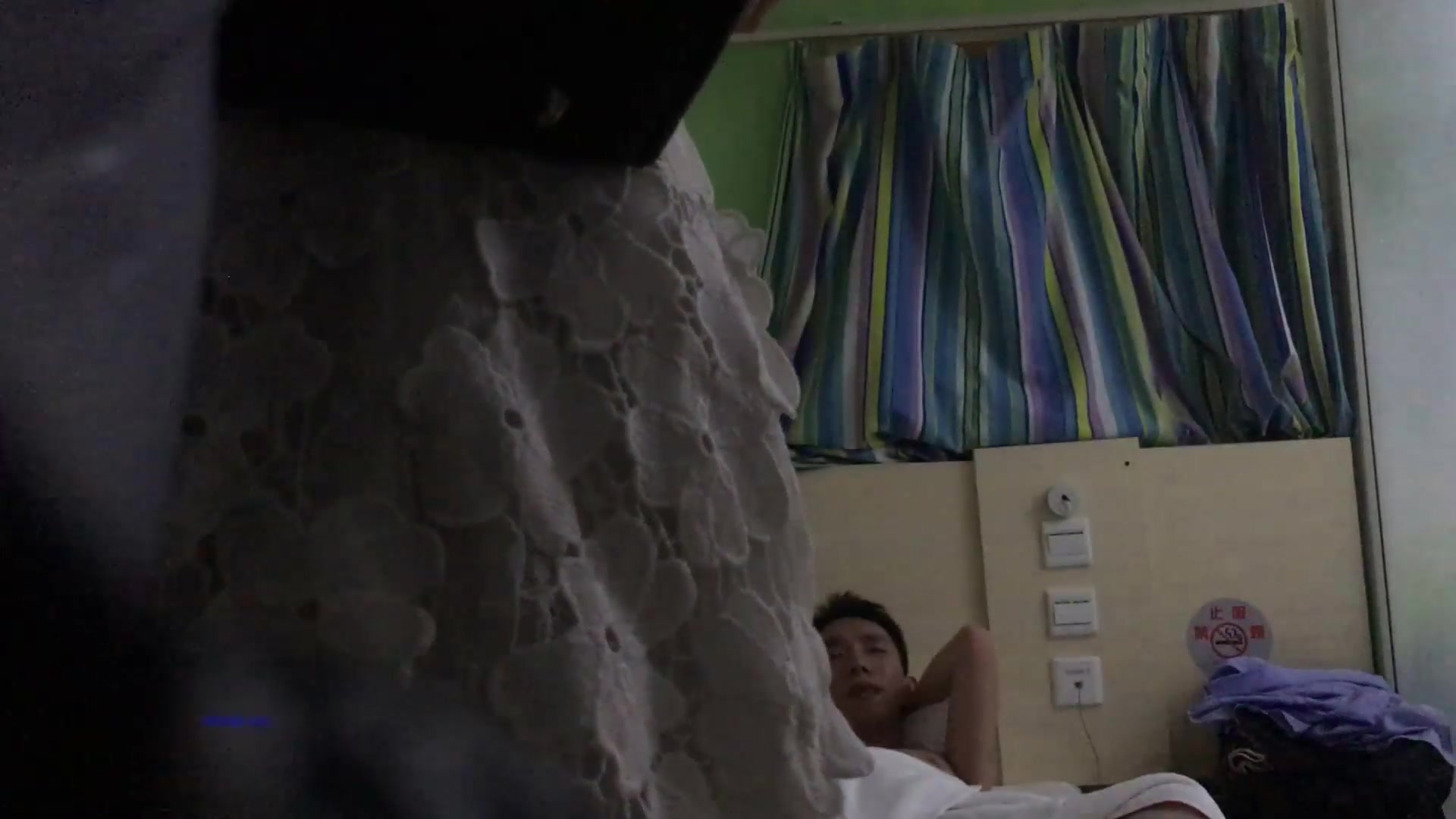 97年高颜值苗条美女下班兼职援交酒店和2男玩3P,怕搞坏不愿意过夜,1200元一起搞每人射一次