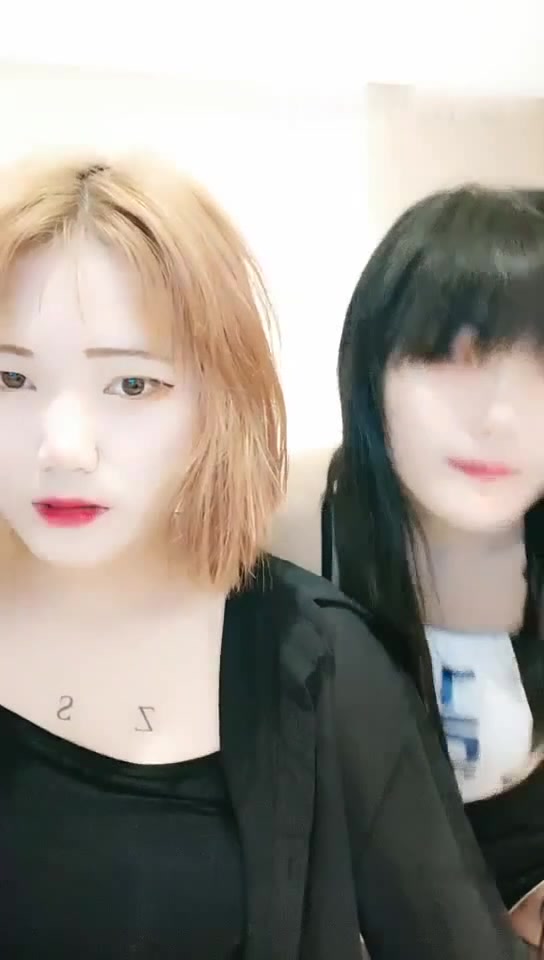 瘋狂的00後激情群P啪啪秀非常會玩激情口交群P