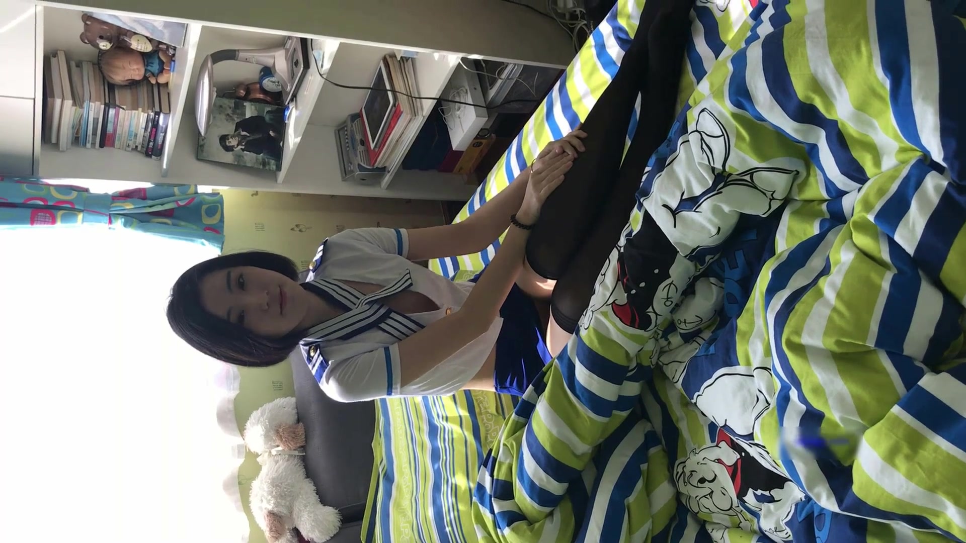 颜值身材超一流的漂亮美女大中午穿着性感黑丝空姐服和男友出租屋啪啪,皮肤白皙,性感翘臀,扛着大腿狠干!