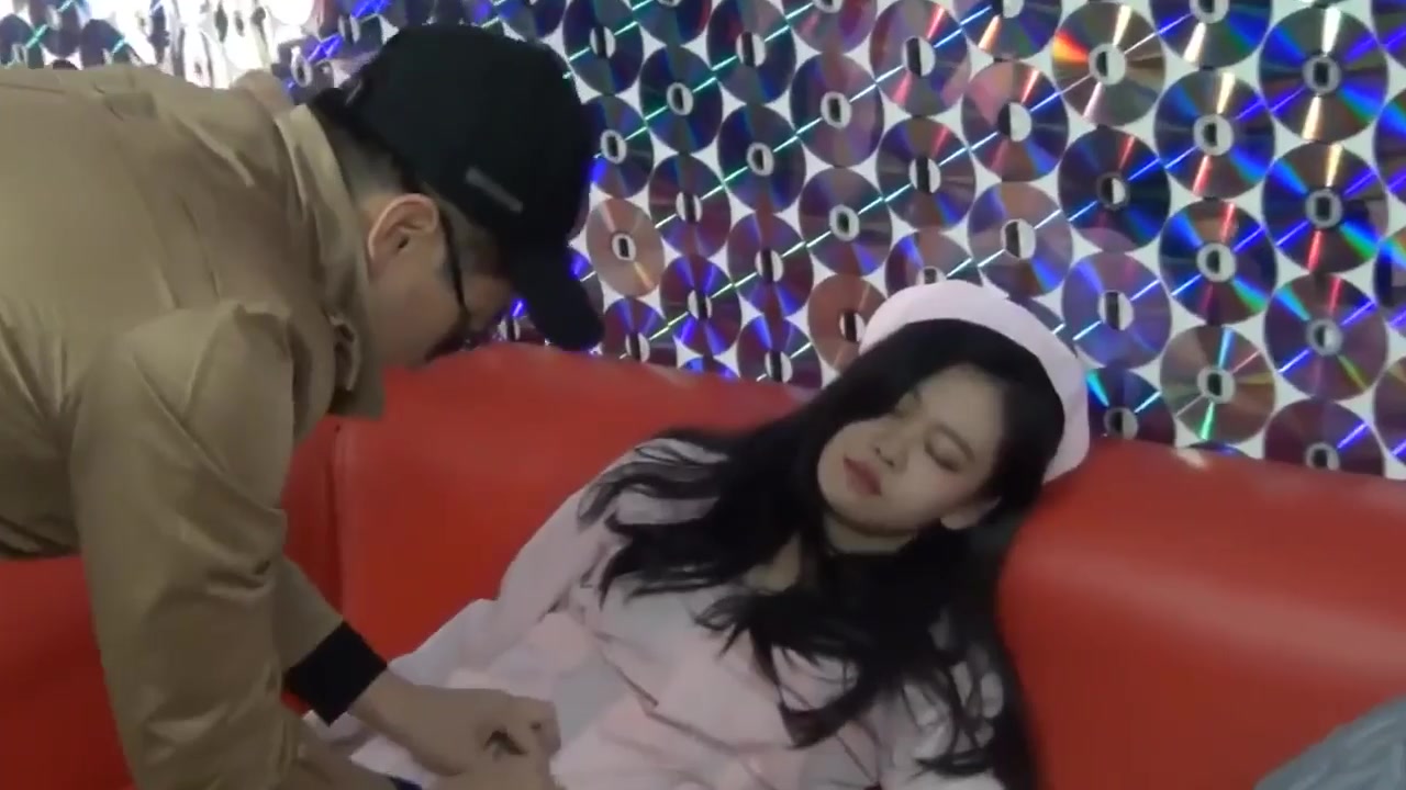 颜值一级棒的漂亮包臀裙气质美女剧情演绎下班回来的性感护士被好色歹徒尾随到家强行捆绑蹂躏!