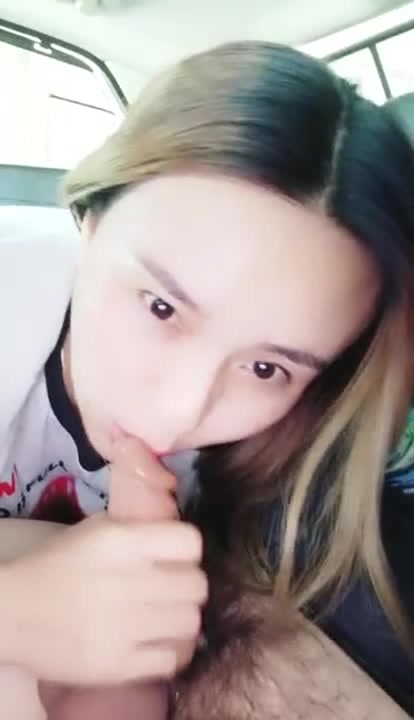 颜值不错的小骚逼被大哥接出来去啪啪，半路就受不了在桥下让她口交，直接射她一口浓精真刺激，骚逼特写自摸奶子