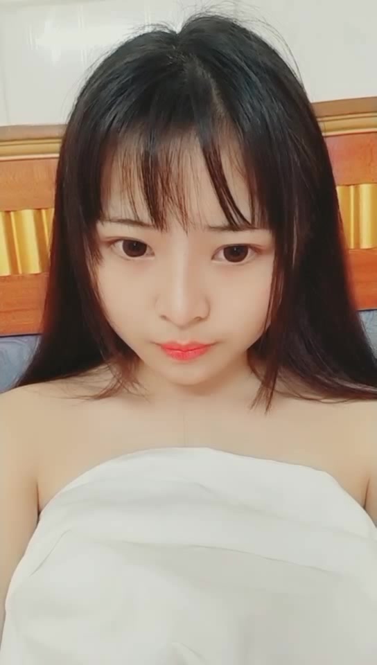 颜值不错童颜巨乳妹子双人啪啪 全裸互舔搞硬后入抽插没几下就软了 很是诱惑不要错过