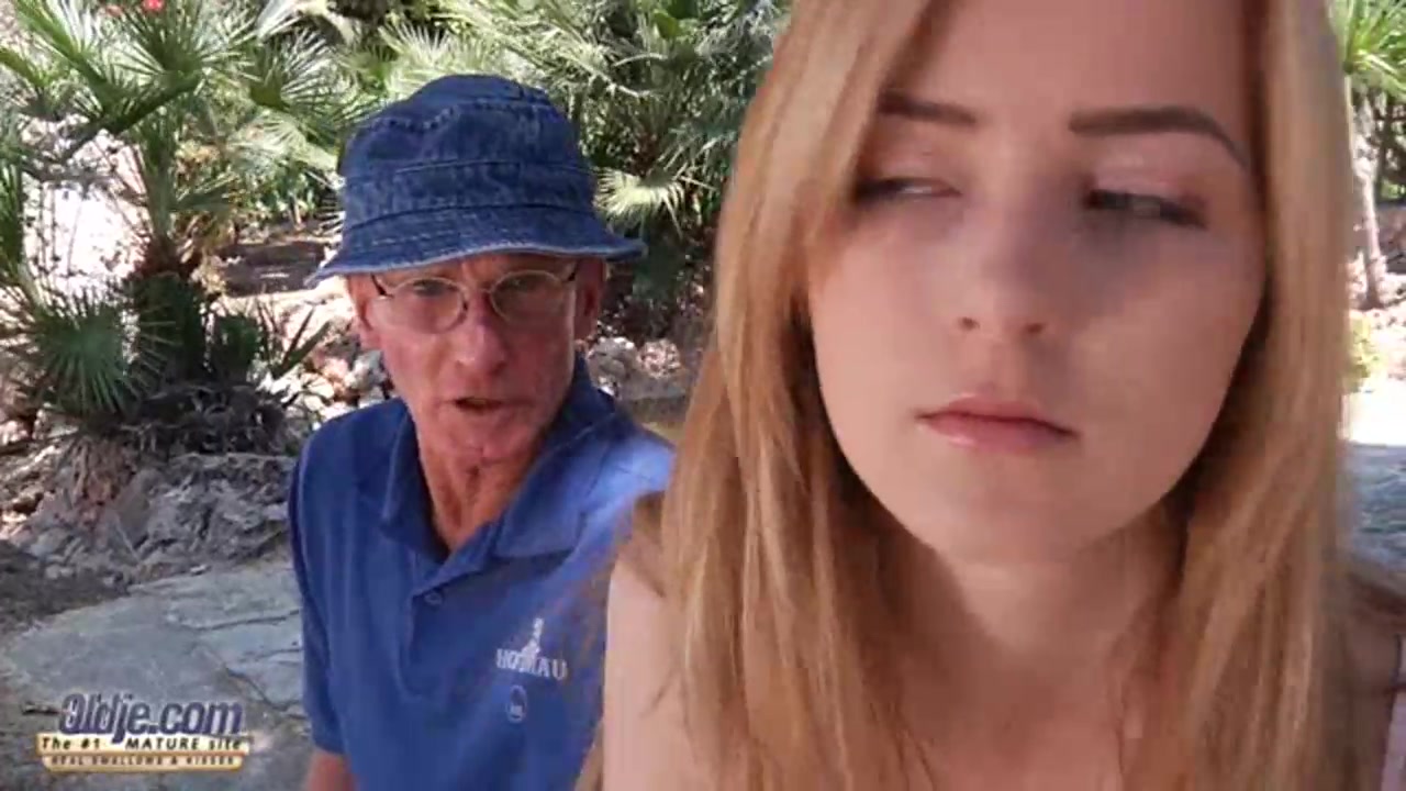 高颜值小美女午间树下发骚 精致脸蛋好身材挡不住小弟硬了，少女与大爷刺激操穴勾引啪啪爽了