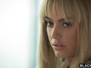 高颜值美女因为楼上吵闹上去解决问题最后被插了 乳房形状好美逼逼也很嫩操穴尤物啊这妹子很赞