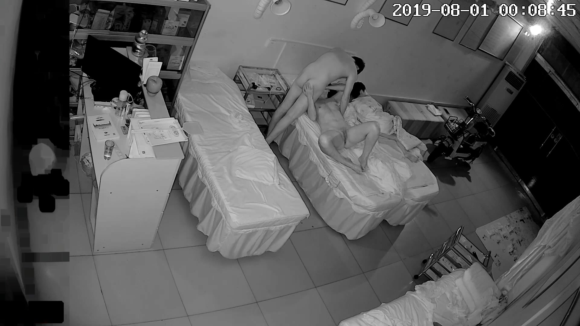 最新流出破解美容院摄像头偷拍夫妻经常趁女儿熟睡时啪啪女儿这么大了应该用布帘隔开睡