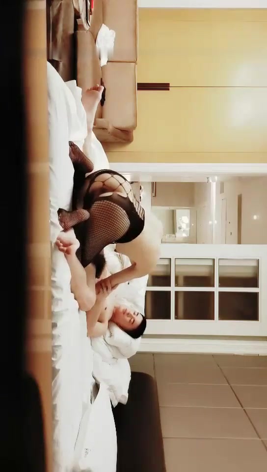 【秦总全国探花】约了个黑衣苗条妹子TP啪啪，卫生间扣逼穿上网袜猛操，很是诱惑喜欢不要错过