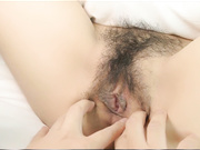 性感的國模妹子晴霞與攝影師商討完價格後脫下絲襪任人翻開兩片可愛的陰唇拍攝