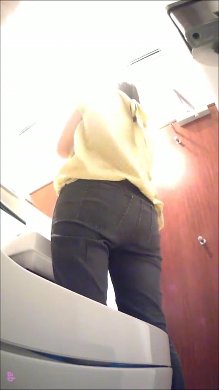 外站流出餐厅女厕偷拍几个身材不错的颜值美女嘘嘘逼毛性感