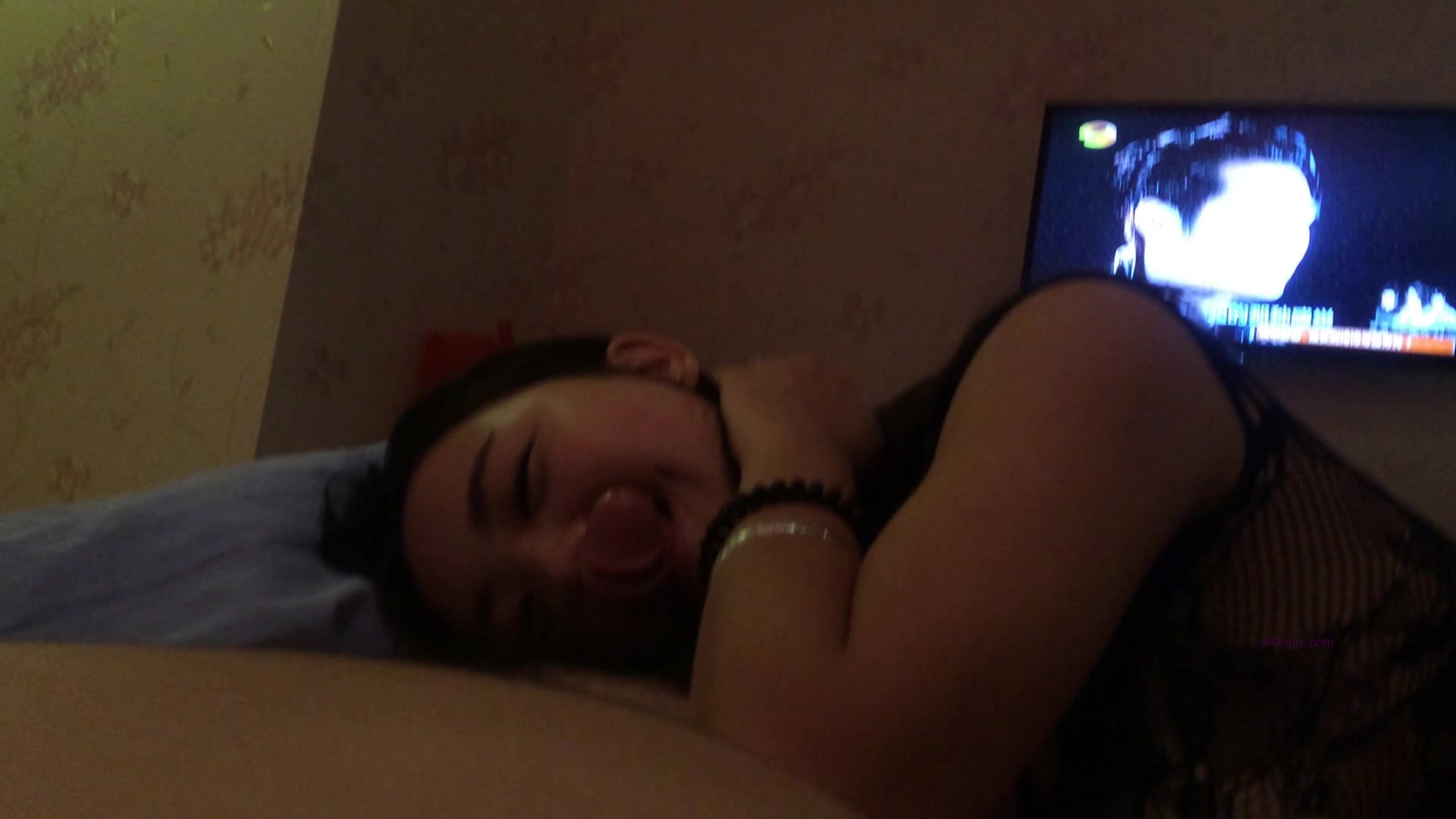 情趣玫瑰房女友穿鱼网连体内衣吃鸡巴 甜美的笑容骑上来好想射