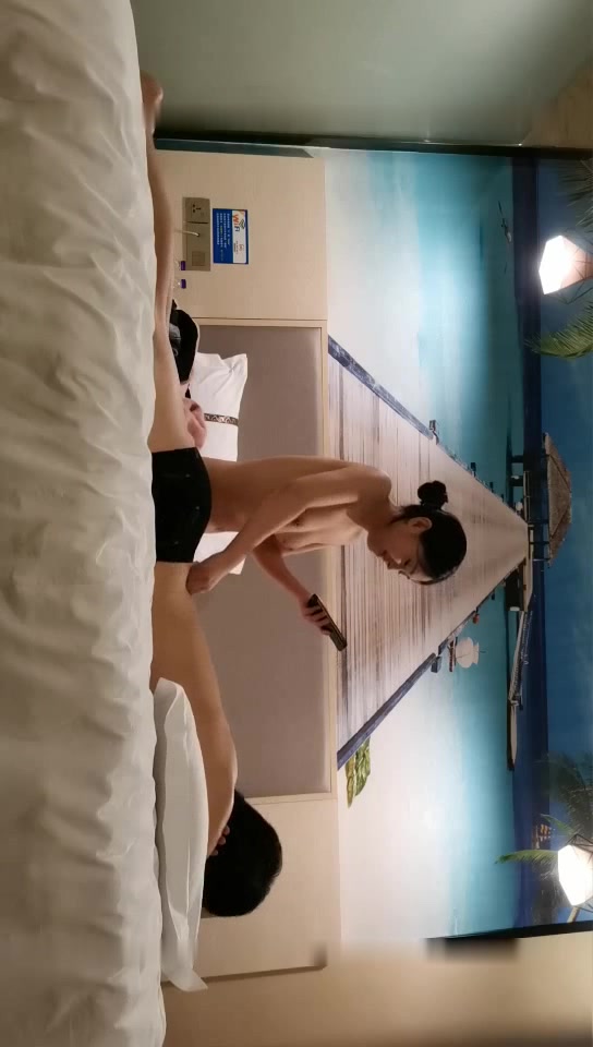 洗浴会所认识的性感美女按摩技师,私下接单约到酒店啪啪,腰细屁股翘,小伙不停称赞她漂亮,各种姿势用尽全力狠狠干.国语!