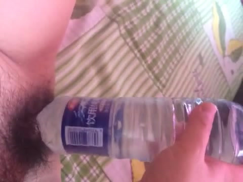 矿泉水瓶子自慰。