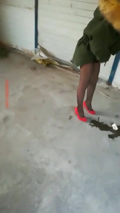 网红演绎美少妇尿急误入荒废工地小便被色保安抓住非法禁锢淫猥吹箫才让走对白有趣
