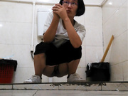 国内某大专校园卫生间全景固摄TP嫩学妹嘘嘘4