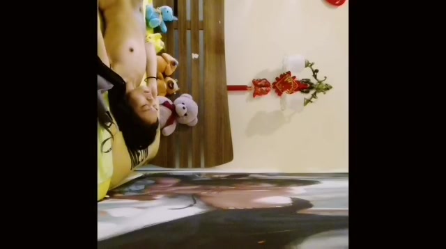 家庭摄像头无意拍到夫妻两人大中午就干了起来